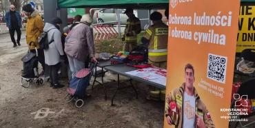 Zdjęcia przedstawiają mieszkańców uczestniczących w Krajowym Treningu Rodzinnym w Konstancinie-Jeziornie i Słomczynie, podczas którego poznawali zasady bezpieczeństwa i reagowania w sytuacjach zagrożenia.