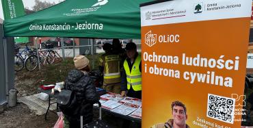 Zdjęcia przedstawiają mieszkańców uczestniczących w Krajowym Treningu Rodzinnym w Konstancinie-Jeziornie i Słomczynie, podczas którego poznawali zasady bezpieczeństwa i reagowania w sytuacjach zagrożenia.