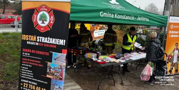 Zdjęcia przedstawiają mieszkańców uczestniczących w Krajowym Treningu Rodzinnym w Konstancinie-Jeziornie i Słomczynie, podczas którego poznawali zasady bezpieczeństwa i reagowania w sytuacjach zagrożenia.