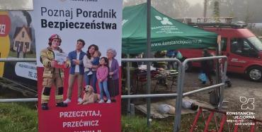 Zdjęcia przedstawiają mieszkańców uczestniczących w Krajowym Treningu Rodzinnym w Konstancinie-Jeziornie i Słomczynie, podczas którego poznawali zasady bezpieczeństwa i reagowania w sytuacjach zagrożenia.
