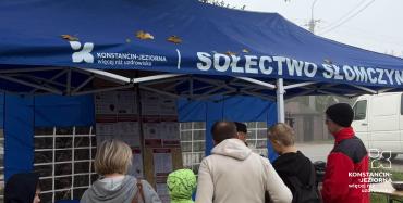 Zdjęcia przedstawiają mieszkańców uczestniczących w Krajowym Treningu Rodzinnym w Konstancinie-Jeziornie i Słomczynie, podczas którego poznawali zasady bezpieczeństwa i reagowania w sytuacjach zagrożenia.