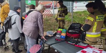 Zdjęcia przedstawiają mieszkańców uczestniczących w Krajowym Treningu Rodzinnym w Konstancinie-Jeziornie i Słomczynie, podczas którego poznawali zasady bezpieczeństwa i reagowania w sytuacjach zagrożenia.