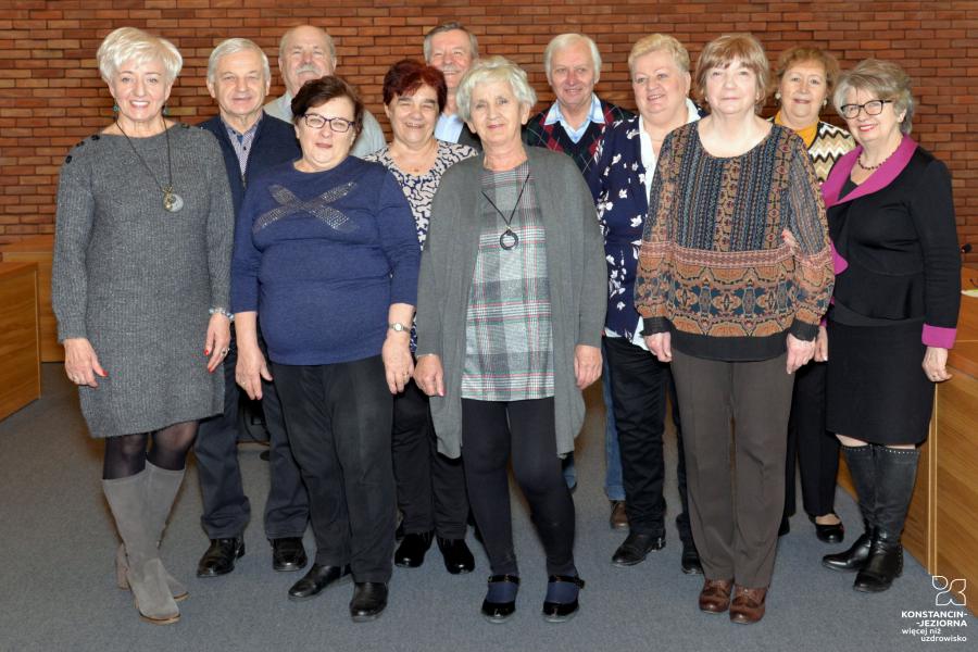 Zdjęcie grupowe wybranych członków Rady Seniora drugiej kadencji (12 osób stoi w trzech rzędach, w tym czterech panów i osiem pań).