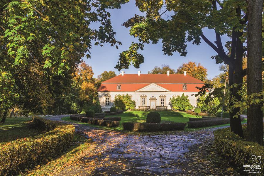 View of the front of a Neo-Baroque manor house situated in a large park 