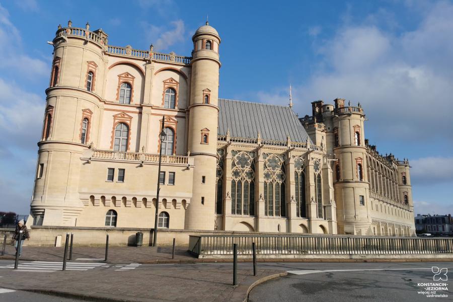 A very large, extended Renaissance chateau with several towers 