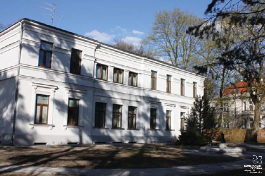 Two-story building, decorated facade, view from the corner 