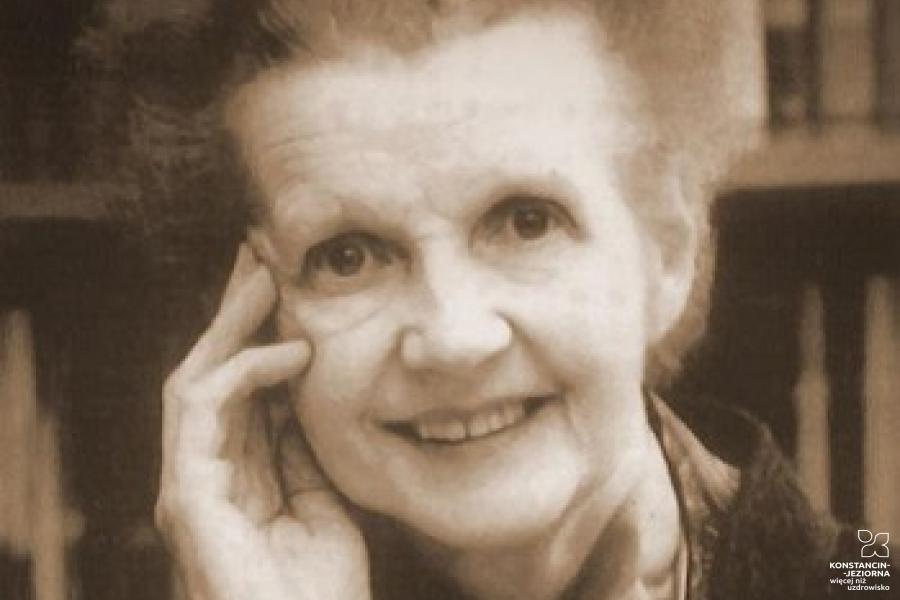 Kobieta w starszym wieku, uśmiechnięta, prawa dłoń przy twarzy, zdjęcie czarno-białe