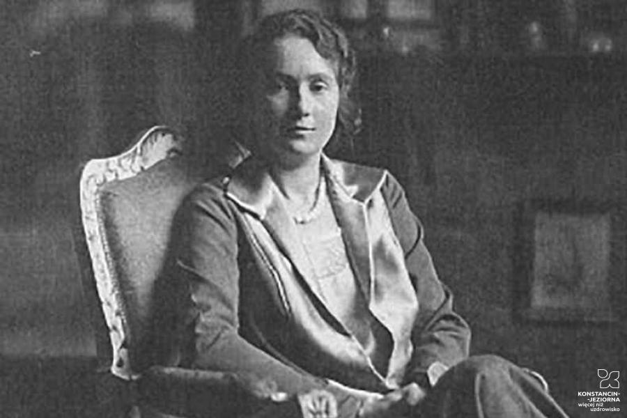 Black and whiete picture of woman sitting in a chair