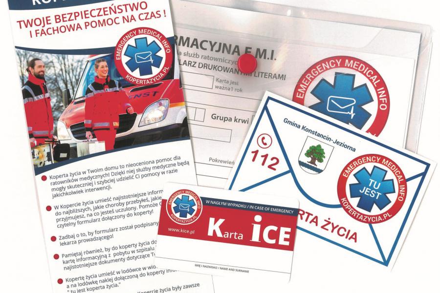 Materiały promocyjne akcji Koperta życia – ulotka informacyjna, karta ICE, naklejka, plastikowa koperta z kartą informacyjną o stanie zdrowia, grupie krwi i przyjmowanych lekach.