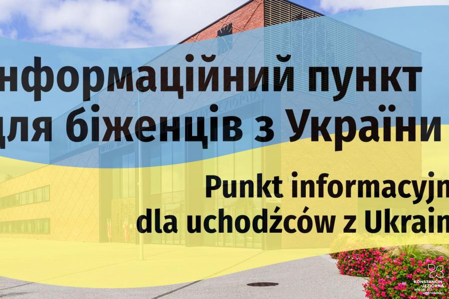 Napisy na fladze Ukrainy na tle budynku ratusza, w języku ukraińskim: Інформаційний пункт для біженців з України oraz polskim:  Punkt informacyjny dla uchodźców z Ukrainy