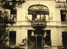 Stara fotografia, przedstawiająca zabytkową willę Eugenia (obecnie Natemi) z dużym balkonem w środkowej części. Na balkonie stroją trzy dorosłe kobiety. Jedną z nich jest Księżna Bronisława Drucka-Lubecka.