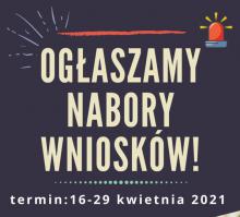 Plakat z napisami  promującymi  akcję, na ciemnym tle pośrodku jasny napis Ogłaszamy nabory wniosków, u góry elementy ozdobne  graficzne, na dole napis termin: 16-29 kwietnia 2021