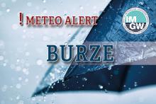 Na górze czerwony napis meteo alert poprzedzony wykrzyknikiem. Obok niego logo Instytutu Meteorologii i Gospodarki Wodnej – niebieski okrąg z białymi literami IMGW, poniżej niebieski napis burze. W tle fragment granatowego parasola oraz krople deszczu.