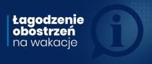 Grafika wektorowa – na niebieski tle biały napis – łagodzenie obostrzeń na wakacje. Obok niego obrys koła z literą i w środku. 