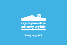 Tablica z logotypem programu, na niebieskim tle rysunek stylizowanego dachu, pod nim napis Czyste Powietrze zdrowy wybór, pod nim napis Twój wybór!