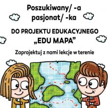 Grafika informująca o prowadzonej przez fundację rekrutacji. Na dole rysunek dwójki uczniów, którzy trzymają w rękach dużą mapę. Nad nimi napisy: poszukiwany pasjonat do projektu edukacyjnego „Edu mapa”, zaprojektuj z nami lekcje w terenie.