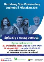 Plakat. Na górze napis Narodowy Spis Powszechny Ludności i Mieszkań 2021. Poniżej cztery osoby stojące w rzędzie, w różnym wieku, dwie kobiety i dwóch mężczyzn, w tle niebieskie tło. Na środku napis Spisz się z naszą pomocą. Na dole informacje o dyżurze rachmistrza, których treść znajduje się w artykule.