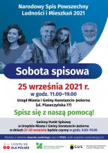 Plakat promujący Powszechny Spis Ludności i Mieszkań 2021. Poniżej cztery osoby stojące w rzędzie, w różnym wieku, dwie kobiety i dwóch mężczyzn, w tle niebieskie tło. Na środku napis Spisz się z naszą pomocą. Na dole informacje o dyżurze rachmistrza, którego szczegóły znajdują się w artykule.