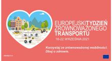 Grafika. Różowe tło, po lewej stronie serce w środku którego są narysowane domy, drzewa, autobus i czarne ptaki chodzące po ulicy. Obok serca jest duży napis Europejski Tydzień Zrównoważonego Transportu. 