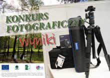 Grafika. Na górze jest duży napis Konkurs fotograficzny, poniżej napis wyniki. Po lewej stronie jest zdjęcie Parku Zdrojowego. Po prawej stronie jest zdjęcie aparatu fotograficznego, statywu fotograficznego oraz torby. 