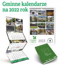Zdjęcia trzech kalendarzy gminnych – planszowy, trójdzielny i książkowy. W górnym lewym roku napis: Gminne kalendarze na 2022 rok.