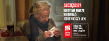 Seniorka siedzi na krześle w pokoju. W rękach trzyma listek leków. Po prawej stronie znajdują się białe napisy: szczęście? Kiedy nie muszę wybierać jedzenie czy leki. 