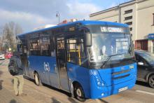 Niebieski autobus stoi na przystanku, nad przednią szybą wyświetlacz z numerem linii L16 i nazwą przystanku Czarnów.