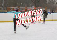 Pięć osób jeździ na lodowisku. Na środku napis: Lodowisko nieczynne.