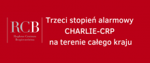 Baner Rządowego Centrum Bezpieczeństwa o wprowadzeniu opisywanego w artykule stopnia. 	Na czerwonym tle logotyp RCB oraz tekst: Trzeci stopień alarmowy CHARLIE-CRP na terenie całego kraju.