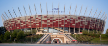 Widok na Stadion PGE Narodowy w Warszawie od strony głównego wejścia. 