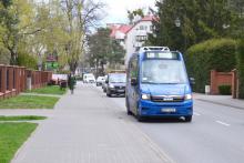 Niebieski autobus lokalnej linii L28 w czasie przejazdu.