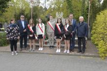 Zdjęcie grupowe przed pomnikiem – delegacja uczniów i nauczycieli, drugi zastępca burmistrza i przewodniczący koła nr 21 Polskiego Związku Emerytów, Rencistów i Inwalidów w Konstancinie-Jeziornie.