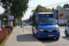 Autobus lokalnej linii stający na przystanku