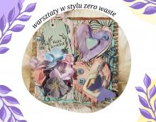 Kompozycja rękodzieła z papieru, sznurka, tasiemki, guzików. M.in. serduszka,  kwiaty, etykiety. Na górze napis „warsztaty w stylu zero waste”.