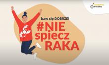Grafika: na beżowym tle postać skaczącej kobiety. Ręce ma uniesione do góry, ubrana jest w czerwoną bluzę z rysunkiem białego raka. Obok niej jest duży napis #Nie spiecz raka.
