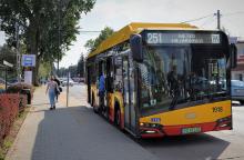 Miejski autobus stojący na przystanku