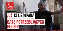 Kobieta pociesza starszego mężczyznę. W lewym dolnym rogu tekst: Już 12 listopada Szlachetna Paczka otwiera bazę potrzebujących rodzin, wyżej logo Szlachetnej Paczki.czka.