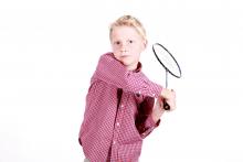 Dziecko trzymające rakietkę do gry w badmintona.