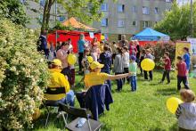 Przestrzeń miejska, dzieci uczestniczą w pikniku