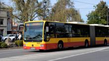 Czerwono-żólty autobus z wyświetlonym napisem: 710 Piaseczno (Targowisko)