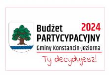 Z lewej strony herb gminy: tarcza herbowa jest biała. Widnieje na niej drzewo – dąb – z brązowym korzeniem i pniem oraz zieloną koroną. Pod drzewem znajduje się pięć błękitnych fal symbolizujących rzekę Jeziorkę. z prawej strony napis Budżet partycypacyjny Gminy Konstancin-Jeziorna 2024, Ty decydujewsz!