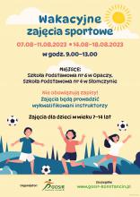 Grafika: żółte tło na nim dzieci grające w piłkę nożna i duży napis wakacyjne zajęcia sportowe