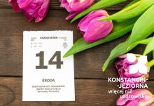 Tulipany leżą na stole, obok kartka z kalendarza z 14 października