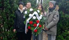 Czwórka uczniów trzyma w rękach dużą biało-czerwoną wiązankę kwiatów