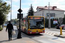 Żółto-czerwony autobus miejski linii 724