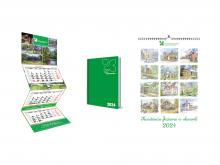Zdjęcia trzech kalendarzy gminnych – planszowy, trójdzielny i książkowy.