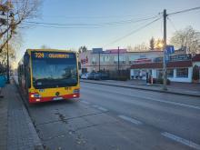 Żółto-czerwony autobus linii 724.
