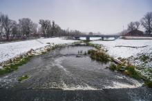 Rzeka Jeziorka płynaca obok Starej Papierni zimą.