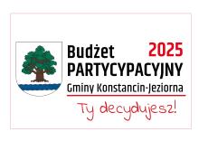 z lewej strony herb gminy: tarcza herbowa jest biała. Widnieje na niej drzewo – dąb – z brązowym korzeniem i pniem oraz zieloną koroną. Pod drzewem znajduje się pięć błękitnych fal symbolizujących rzekę Jeziorkę. z prawej strony napis Budżet partycypacyjny Gminy Konstancin-Jeziorna 2022, Ty decydujewsz!