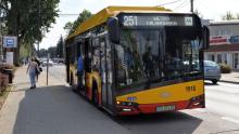 Czerwono-żólty autobus z wyświetlonym napisem: 251
